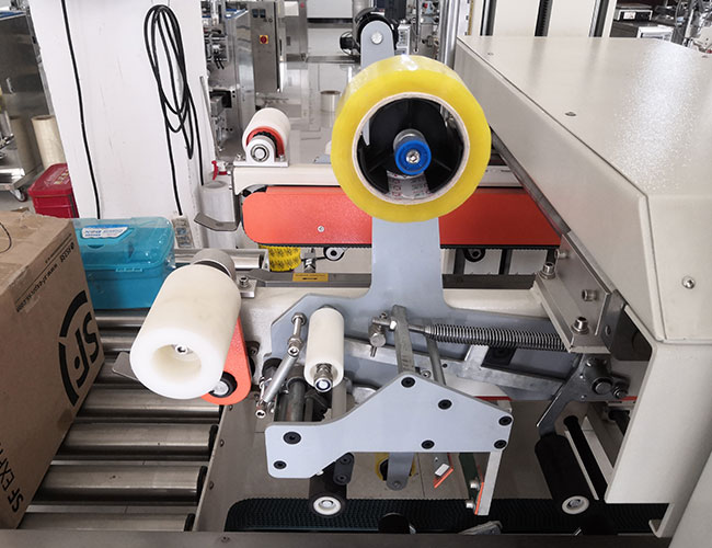 果汁飲料紙箱自動(dòng)裝箱機(jī)實(shí)拍圖